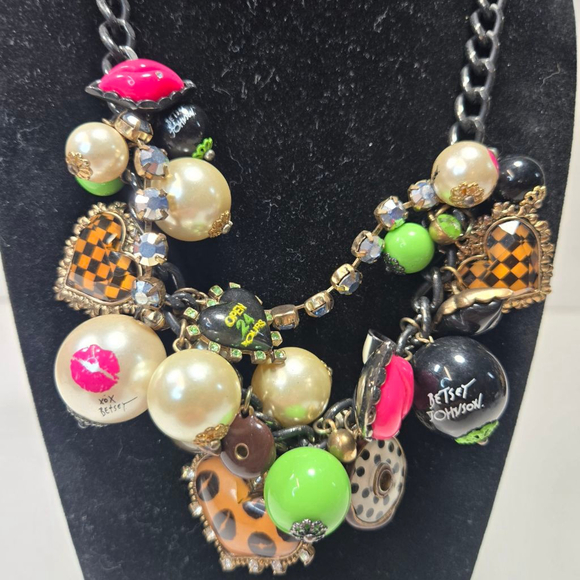 Betsey Johnson Heart Lip Pearl Charm Bib Statement Necklace Collectible Love - Picture 3 of 7